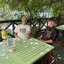 Zwei Männer sitzen in einem Gastgarten