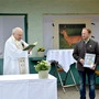 Pfarrer Arnulf Johannes Pichler und Alexander Salentinig bei der Segnung der Einhausung