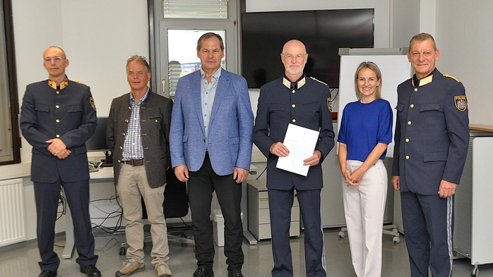 Sechs Personen bei der offiziellen Ernennung