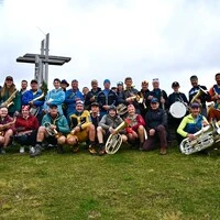 Die Musiker erinnerten sich mit zahlreichen Gästen an die Errichtung des Gipfelkreuzes