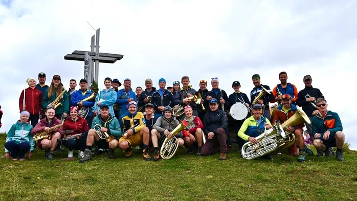 Eine Gruppe Musiker sitzt im Gras