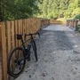 Die neue Brücke und der neue Zaun des Radweges
