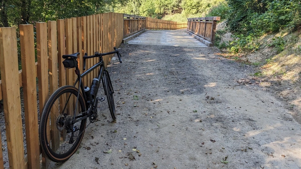 Die neue Brücke und der neue Zaun des Radweges