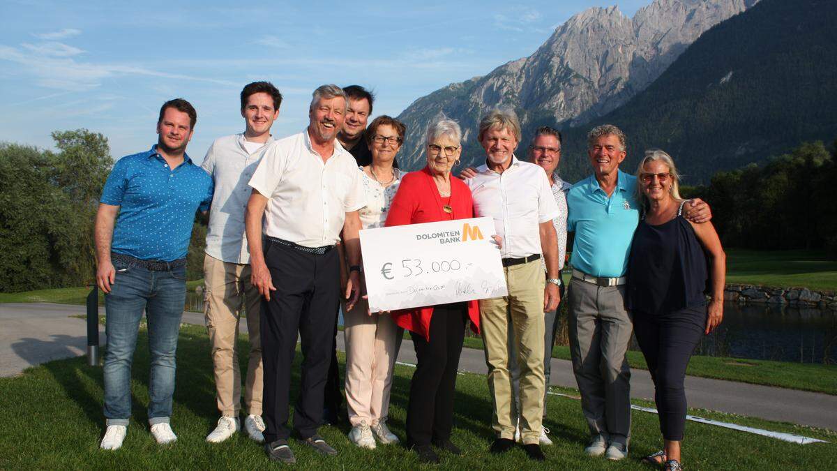 Anni Kratzer von der Kinderkrebshilfe Osttirol übernahm den Spendenscheck