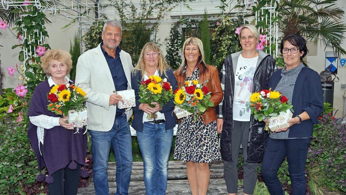 Bürgermeister Gerhard Köfer und Stadträtin Almut Smoliner mit dem derzeitigen Team von Essen auf Rädern: Barbara Wiesflecker, Astrid Ronacher, Andrea Burgstaller und Sieglinde Ertl