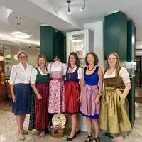 Susanne Brigola (zweite von links) trägt jeden Freitag Tracht
