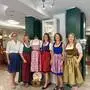 Frauen in Dirndln