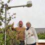 Eva und Peter Sichrowsky bei der neuen Wetterstation