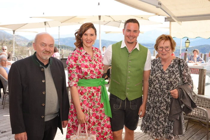 Pfarrer Wladyslaw Tomasz Mach, Birgit und Benjamin Obweger und Brigitte Ortner feierten gemeinsam das Jubiläum