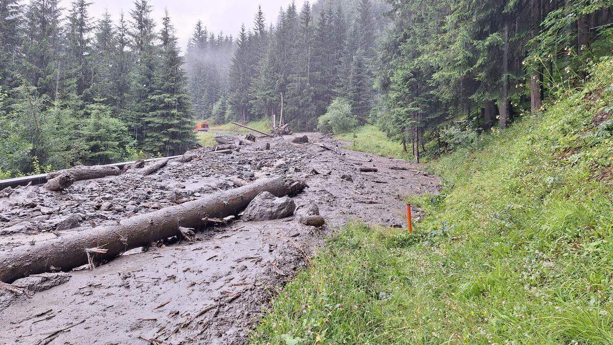 Die L 273 Villgratental Landesstraße konnte kurz vor Mitternacht wieder freigegeben werden