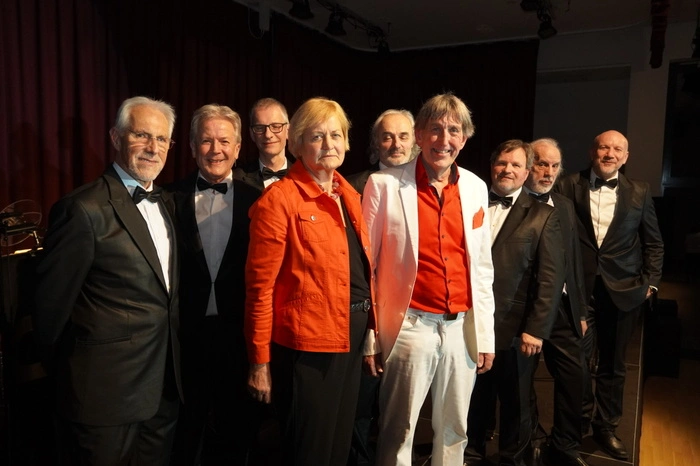 Organisatorin Brunhilde Gritzner mit Gert Prix und der Udo Tribute Band