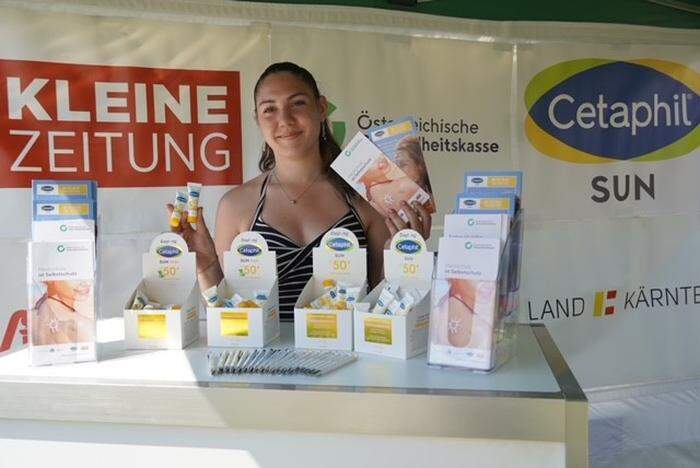 Lara Kosnjek verteilte Infobroschüren und Sonnenschutzprodukte
