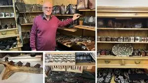 Ein Mann steht vor einem Regal, hinter ihm sind seine Lederwaren zu sehen | Das Unternehmen von Georg Sima gehört zu den führenden Ledermanufakturen in Österreich