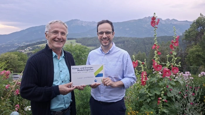 Zwei Männer stehen in der Natur