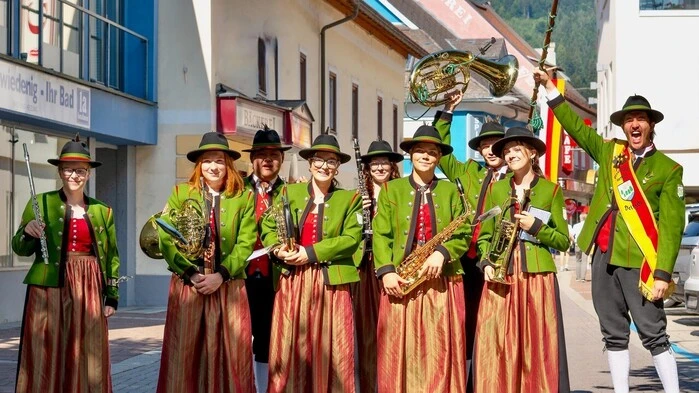 Musiker stehen mit ihren Instrumenten in einer Reihe