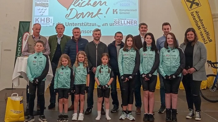 Funktionäre des Radclubs Gmünd, Mitglieder sowie Unterstützer und Sponsoren bei der Einkleidungsfeier in der Lodronschen Reitschule