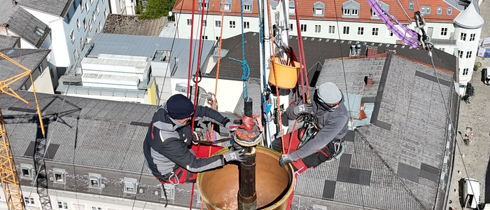 Zwei Männer hängen an einem Seil hoch in der Luft