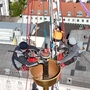 Zwei Männer hängen an einem Seil hoch in der Luft