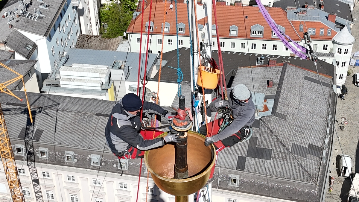 Zwei Männer hängen an einem Seil hoch in der Luft