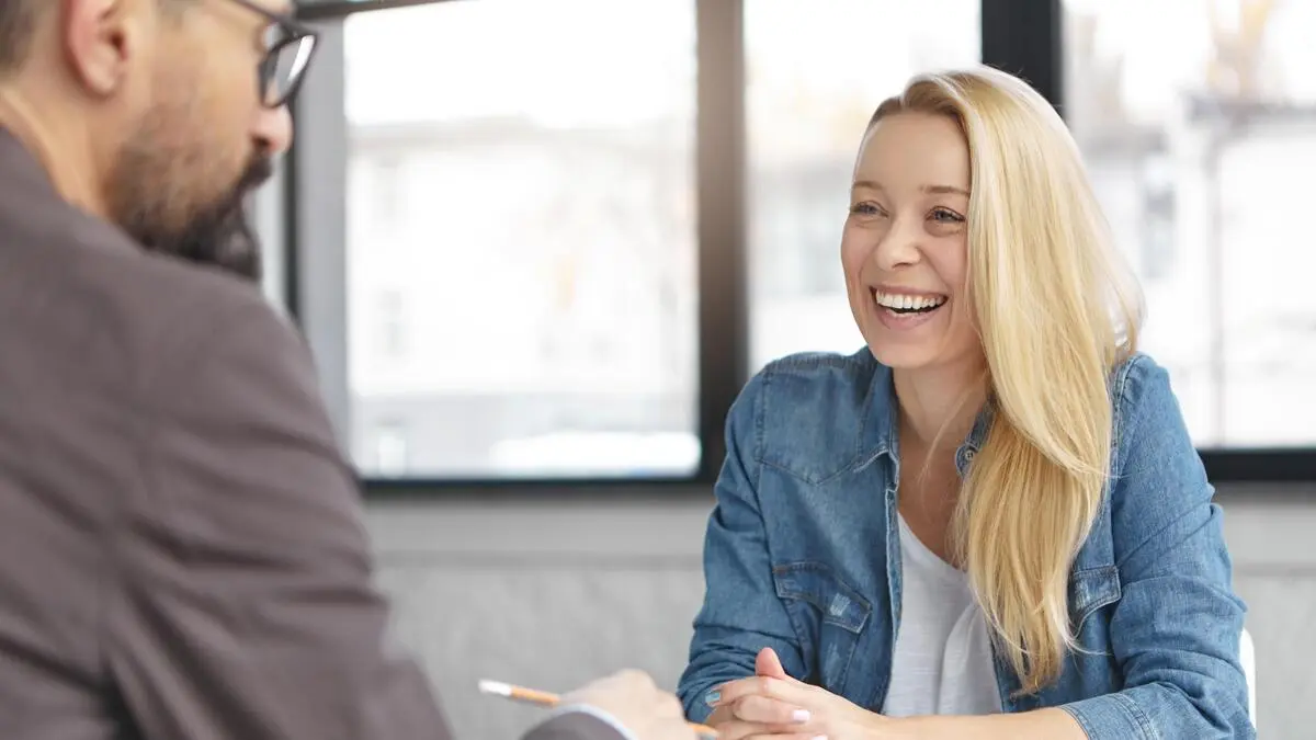 Ein Mann und eine Frau unterhalten sich | Die Beratungsgespräche können persönlich erfolgen, es gibt aber auch eine virtuelle Erstberatung