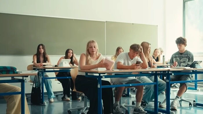 Eine Schulklasse in einem Klassenraum