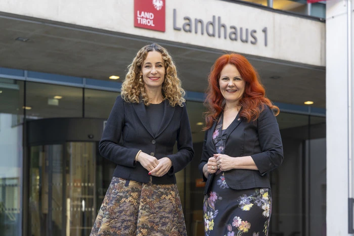 Landesrätin Eva Pawlata (links) und Landesrätin Cornelia Hagele (rechts) machen anlässlich des „Yellow September“ auf die Bedeutung psychosozialer Gesundheit aufmerksam