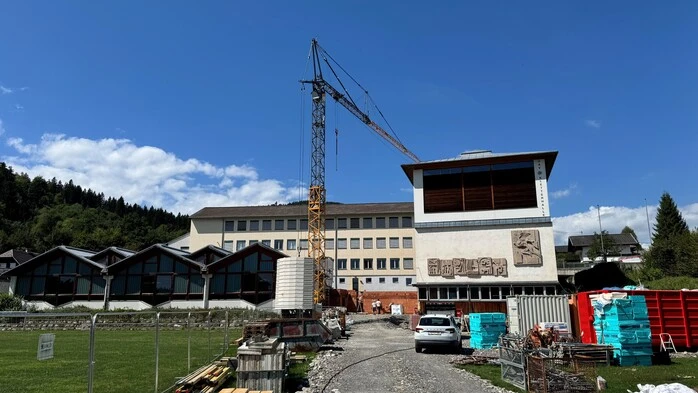 Eine Schule, die umgebaut wird