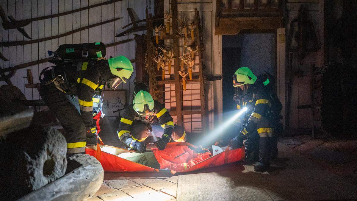 Mithilfe von Figuranten und Rauch wurde für einen Brandeinsatz geübt