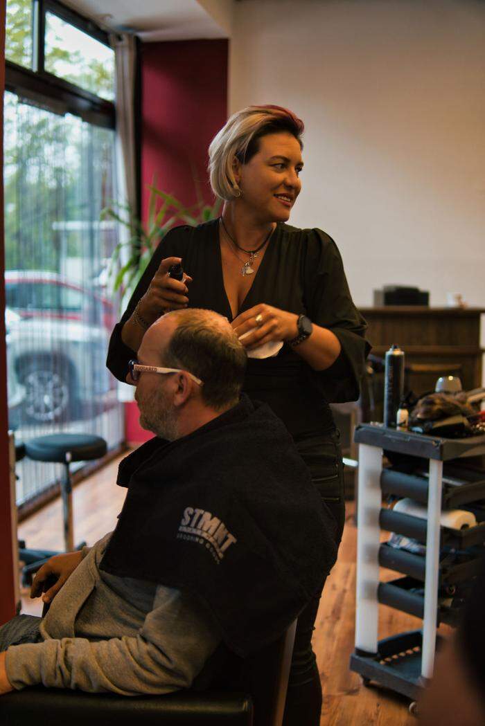 Friseurmeisterin Carmen Trapic mit einem ihrer Kunden