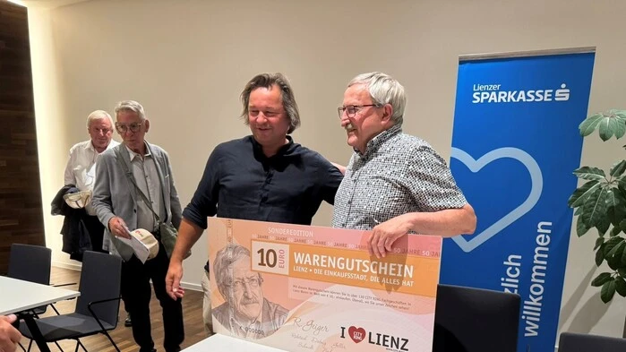 Zwei Männer mit einem Warengutschein