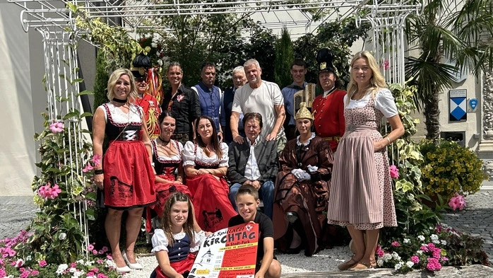 Eine Gruppe Menschen in Tracht