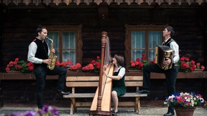 Drei Musiker musizieren gemeinsam