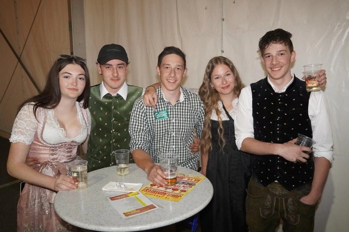 Im Anschluss an das Programm sorgten „Die jungen Wernberger“ sowie DJ „Beatarts“ in zwei Festzelten für gute Stimmung