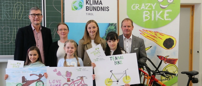Kinder halten Zeichnungen in die Höhe