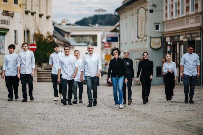 Manuel und Claudia Ressi (Mitte) mit ihrem engagierten Team