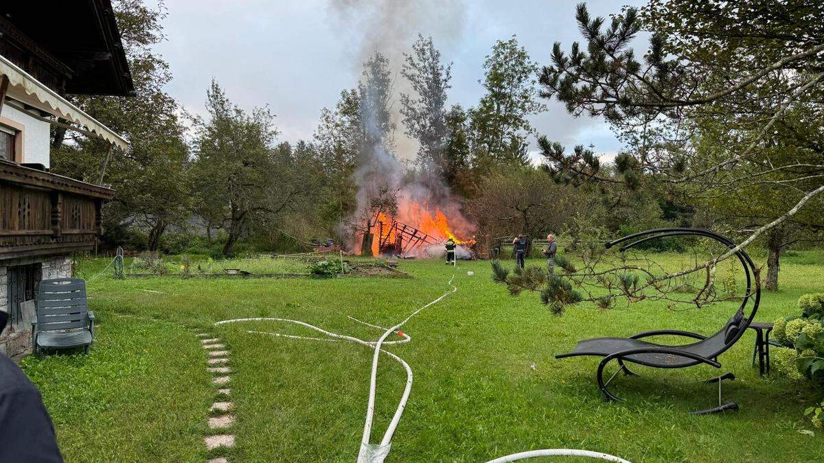 In Spittal standen eine Gartenhütte und eine Garage in Vollbrand