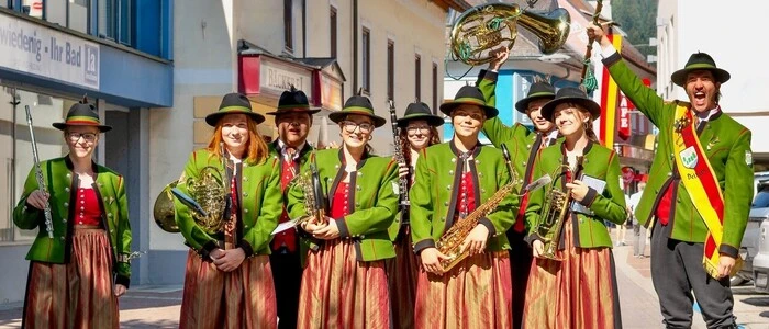 Musiker stehen mit ihren Instrumenten in einer Reihe