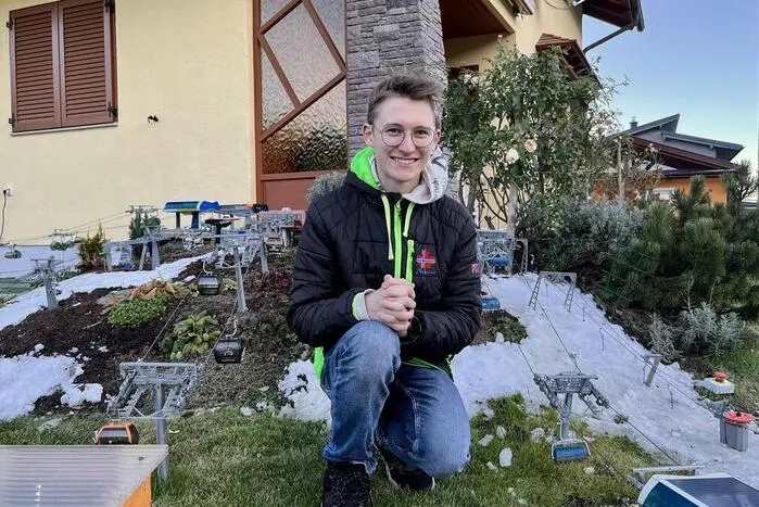 17-Jähriger machte seinen Traum vom Skigebiet im eigenen Garten lebendig: In den meisten Oberkärntner Skigebieten hat der Betrieb begonnen. Bei Dominic Smole laufen seine Seilbahnen ganzjährig. Zwar um ein Vielfaches kleiner, aber mit derselben Technik. Aufgebaut hat er sie in seinem Garten in Rothenthurn.