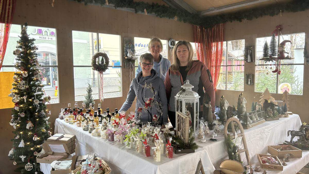 Claudia Pichler (hinten), Andrea Gussnig und Melanie Granegger bieten die Produkte der Handwerkstube Schmutzerhaus aktuell auch bei Weihnachtsmärkten an