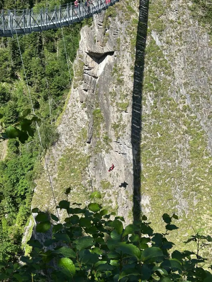 Das Kajak wurde unterhalb der Hängebrücke gesichtet