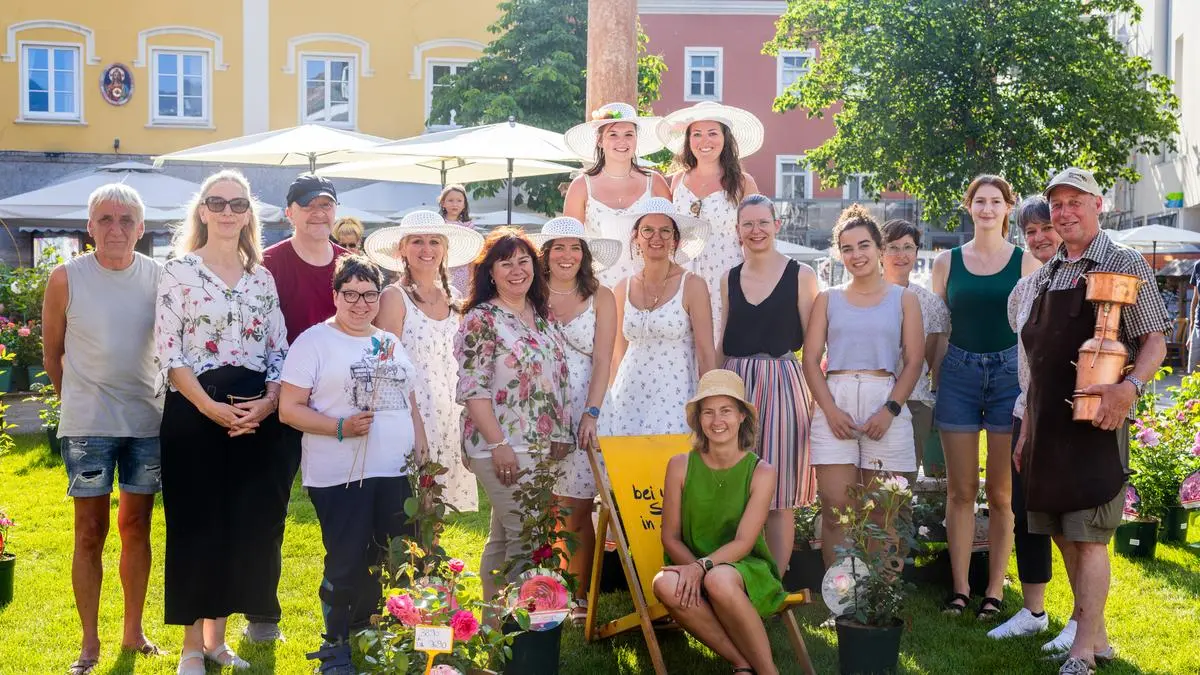 Heimische Gärtner und Floristen präsentierten ihre Rosen auf dem Johannesplatz