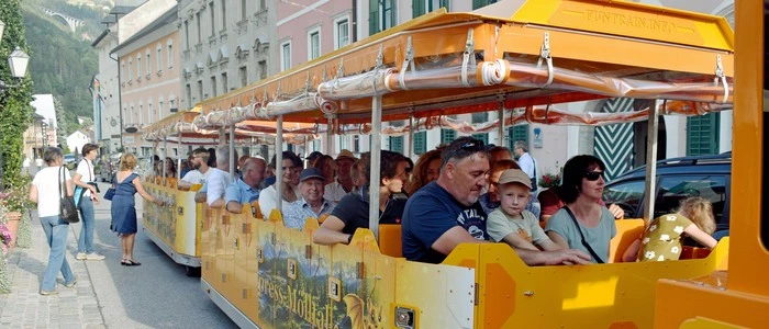 Ein Bummelzug mit vielen Fahrgästen