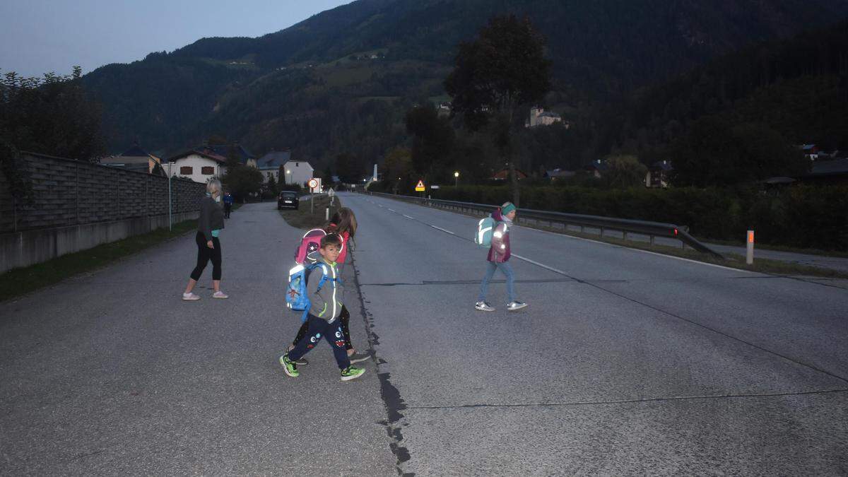 Geschwindigkeitsbeschränkungen und Zebrastreifen sollen den Schulweg entlang der Bundesstraße sicherer machen