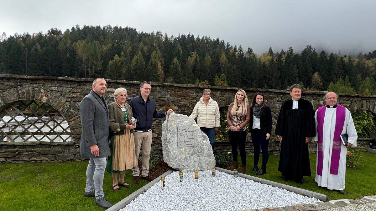 Werner Trattnig, Johanna Kulterer, Michael Maier, Dagmar Götzinger, Bernadette Hartl, Stefanie Ofner, Pfarrer Jörg Hiltner und Pfarrer Gerhard Simonitti