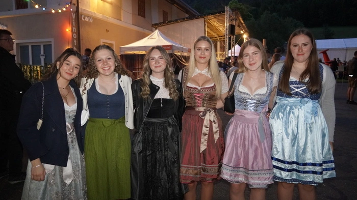 Die Schüler und Schülerinnen feierten gemeinsam mit den Besuchern bis in die späten Abendstunden