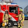 Zwei Feuerwehrmänner vor einem Feuerwehrauto