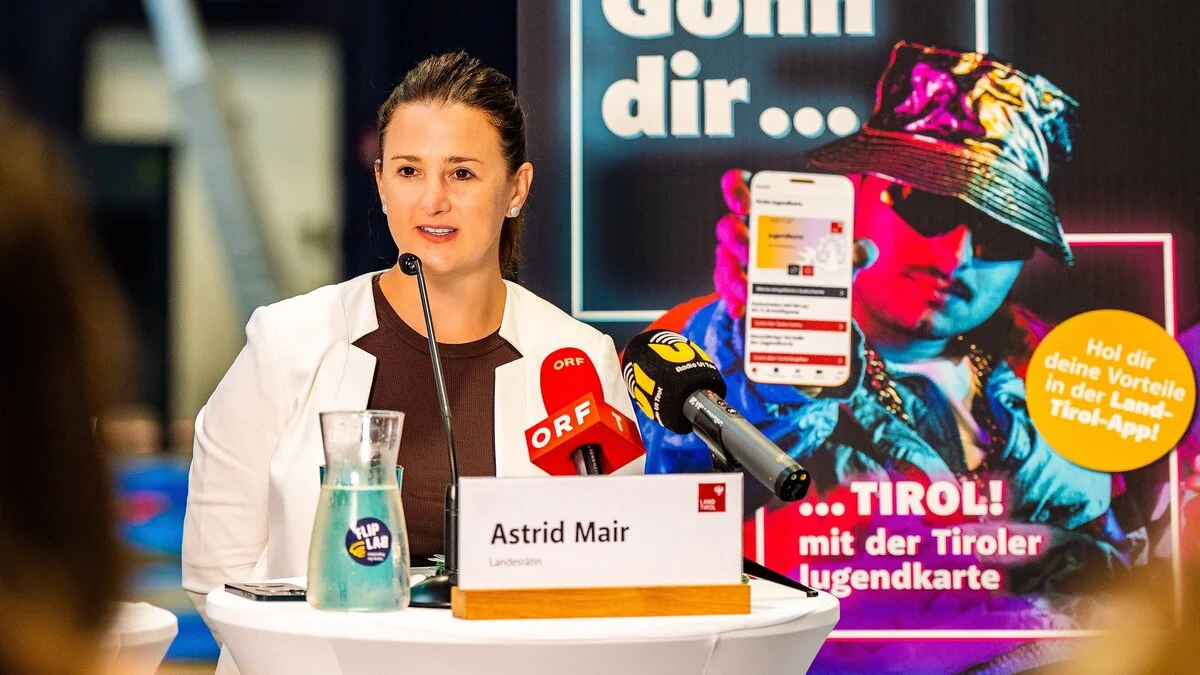 Jugendreferentin Astrid Mair stellte die Jugendkarte vor