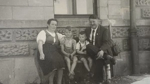 Familie Krametter beim Bahnhof in Rothenthurn: Ernst Krametter sitzt rechts neben seiner Mutter