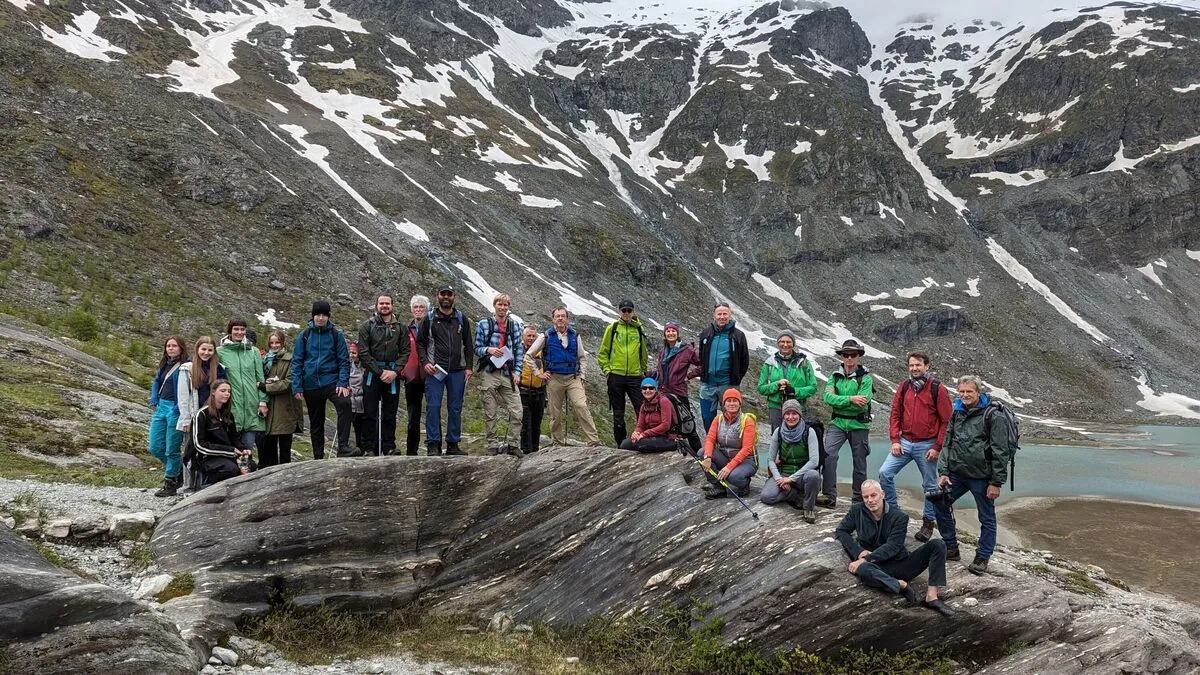 Die Teilnehmer einer Wanderung entlang dem Gletscherweg Pasterze