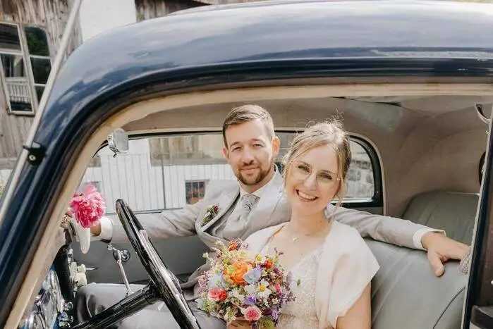 Eine alte Soldatenkiste führte dieses Paar ans Ziel:
Katrin Gradnitzer und Georg Striedner gaben sich am 25. Mai im Garten des Gasthofes Scherzer in Möllbrücke das Ja-Wort. Gefeiert wurde mit Cocktails, Mini-Cordon bleus und in Erinnerung an die Oma der Braut, die eine besonders wichtige Rolle bei der Auswahl der Location spielte. 